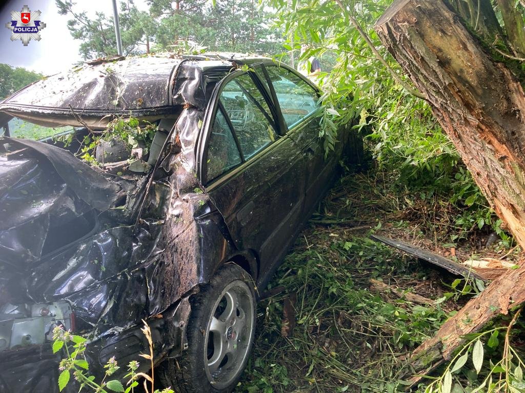 Gmina Jeziorany. Nie żyje 54-latek, który uderzył w drzewo