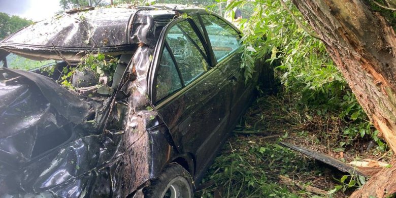 Gmina Jeziorany. Nie żyje 54-latek, który uderzył w drzewo