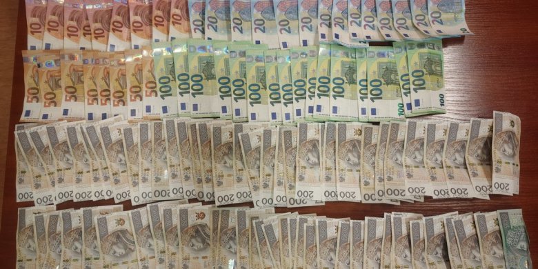 Mieszkaniec Olsztyna oddał oszustom 1,2 mln zł. Pieniądze wręczał na ulicy