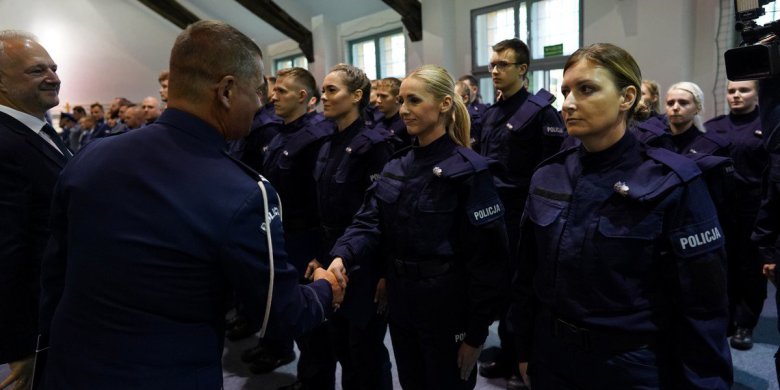 Nagroda dla 6-letniego Filipa i nowe przyjęcia policjantów w regionie. W tym roku ślubowało 105 pań