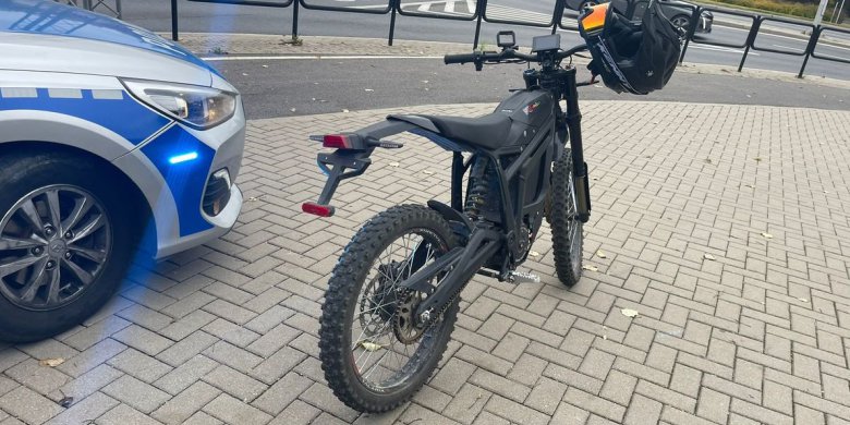 17-latka i motorower na al. Warszawskiej w Olsztynie. Policja: w świetle prawa, to nie jest rower!