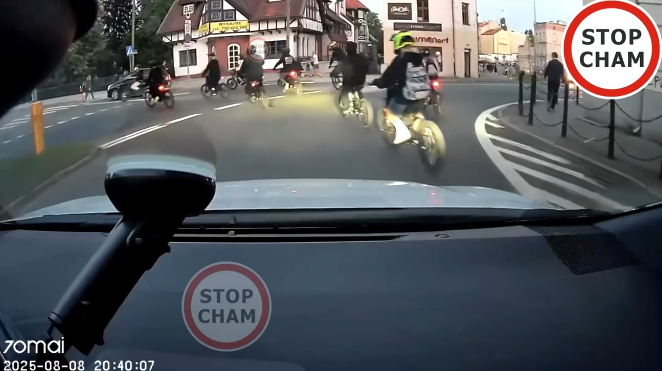 Młodzi ludzie na motorowerach "przyłapani" na ul. Grunwaldzkiej w Olsztynie [WIDEO]