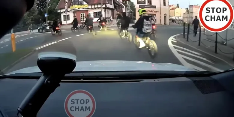 Młodzi ludzie na motorowerach "przyłapani" na ul. Grunwaldzkiej w Olsztynie [WIDEO]