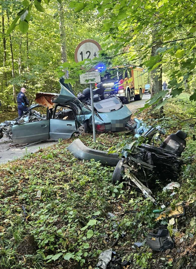Powiat bartoszycki. Auto rozpadło się na pół. Nie żyje 27-latek [ZDJĘCIA]