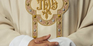 Artykuł: Kolor fioletowy w Wielkim Poście: Symbolika i znaczenie w liturgii