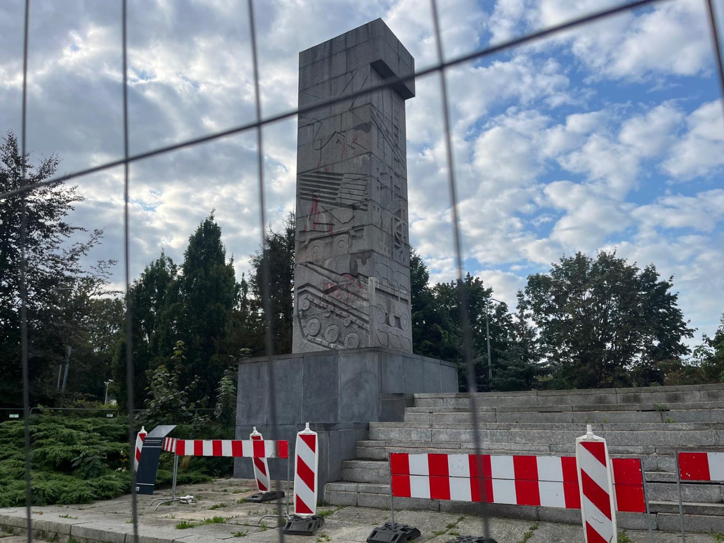 „Szubienice” oczyszczone z haseł, ale nie z kontrowersji. Ile kosztowało usunięcie skutków wandalizmu?