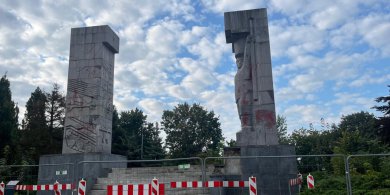 Artykuł: „Szubienice” oczyszczone z haseł, ale nie z kontrowersji. Ile kosztowało usunięcie skutków wandalizmu?