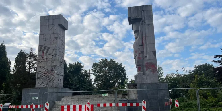 „Szubienice” oczyszczone z haseł, ale nie z kontrowersji. Ile kosztowało usunięcie skutków wandalizmu?