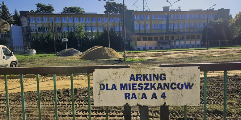 Kompleks sportowy na Zatorzu coraz bliżej. Trwają prace nad boiskiem i bieżnią [ZDJĘCIA]