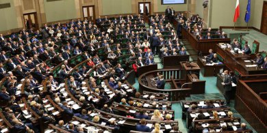 Artykuł: Seniorzy i rodzice na urlopach najbardziej ufają sondażom