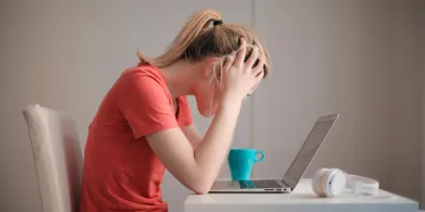 Przewlekły stres a ciało – jak napięcie psychiczne wpływa na układ odpornościowy, sen i trawienie
