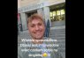 Tiktoker posługujący się nickiem „kluczek21” opublikował na swoim profilu zdjęcie, na którym z uśmiechem na twarzy pozuje przed wejściem do Sądu Rejonowego w Olsztynie, opatrzone wymownym opisem, w którym zapowiada, że „czeka na singielkę”