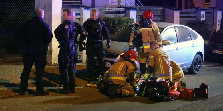 Akcja służb na os. Dajtki w Olsztynie. 21-latka skoczyła z okna [ZDJĘCIA]