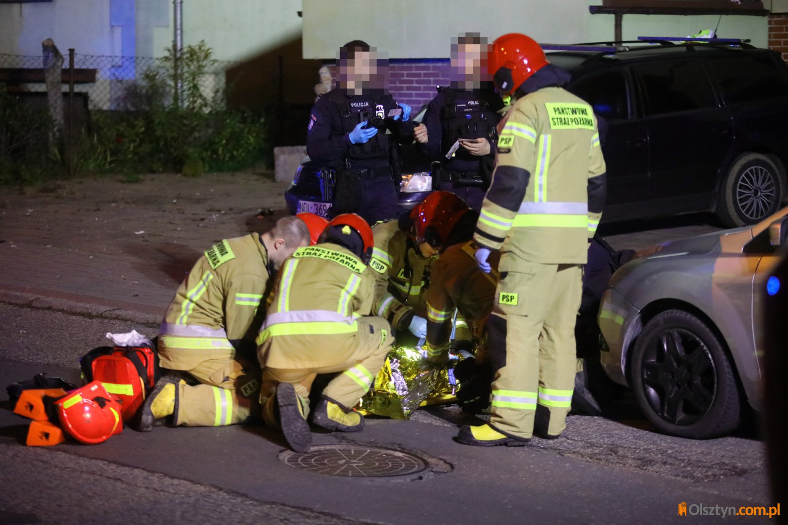 Akcja służb na os. Dajtki w Olsztynie. 21-latka skoczyła z okna [ZDJĘCIA]