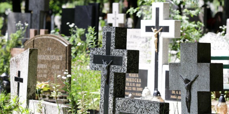 Sądy: Opłaty na cmentarzach nielegalne! Polacy mogą odzyskać pieniądze