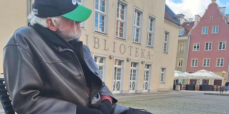 Służył Polsce, dziś śpi na ławce. Poruszająca historia 70-letniego pana Andrzeja z Olsztyna