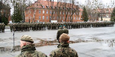 Artykuł: Elbląg. Ukradł wojskowe paliwo i chciał przejechać żandarma? 45-latek z zarzutami