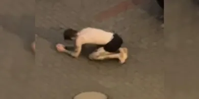 W samych majtkach demolował auta na ul. Kasprzaka w Olsztynie