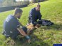 Kadr z interwencji policjantów wobec sarenki
