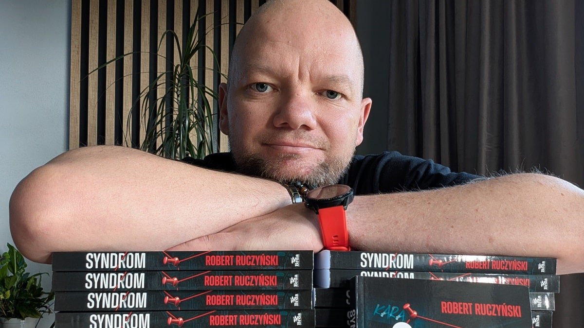 Policjant z Olsztyna napisał kolejną książkę. "To uzależnia" [WYWIAD]