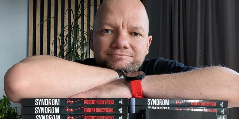Policjant z Olsztyna napisał kolejną książkę. "To uzależnia" [WYWIAD]