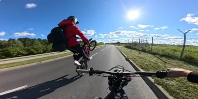 Niebezpieczne popisy na elektrycznych jednośladach i interwencja ochrony. Wizyta youtuberów w Olsztynie wzbudza emocje [WIDEO]
