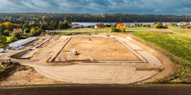 Artykuł: Stadion w Mikołajkach nabiera kształtu. Będzie służył nie tylko piłkarzom