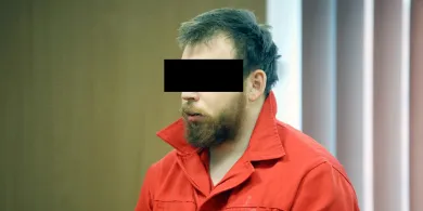 Zbrodnia w Kortowie. Ruszył proces 22-latka oskarżonego o brutalne zabójstwo ojca