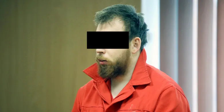 Zbrodnia w Kortowie. Ruszył proces 22-latka oskarżonego o brutalne zabójstwo ojca