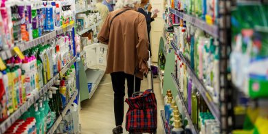 Artykuł: Ceny w sklepach wciąż rosną. We wrześniu było o 4,9 proc. drożej niż rok wcześniej [ANALIZA]