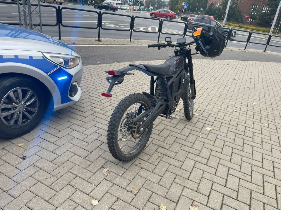 Olsztyn. 18-latek na motorowerze chciał uciec policji, a "skasował" rowerzystę
