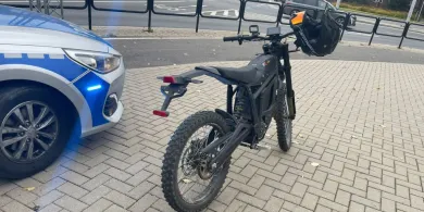 Olsztyn. 18-latek na motorowerze chciał uciec policji, a skasował rowerzystę