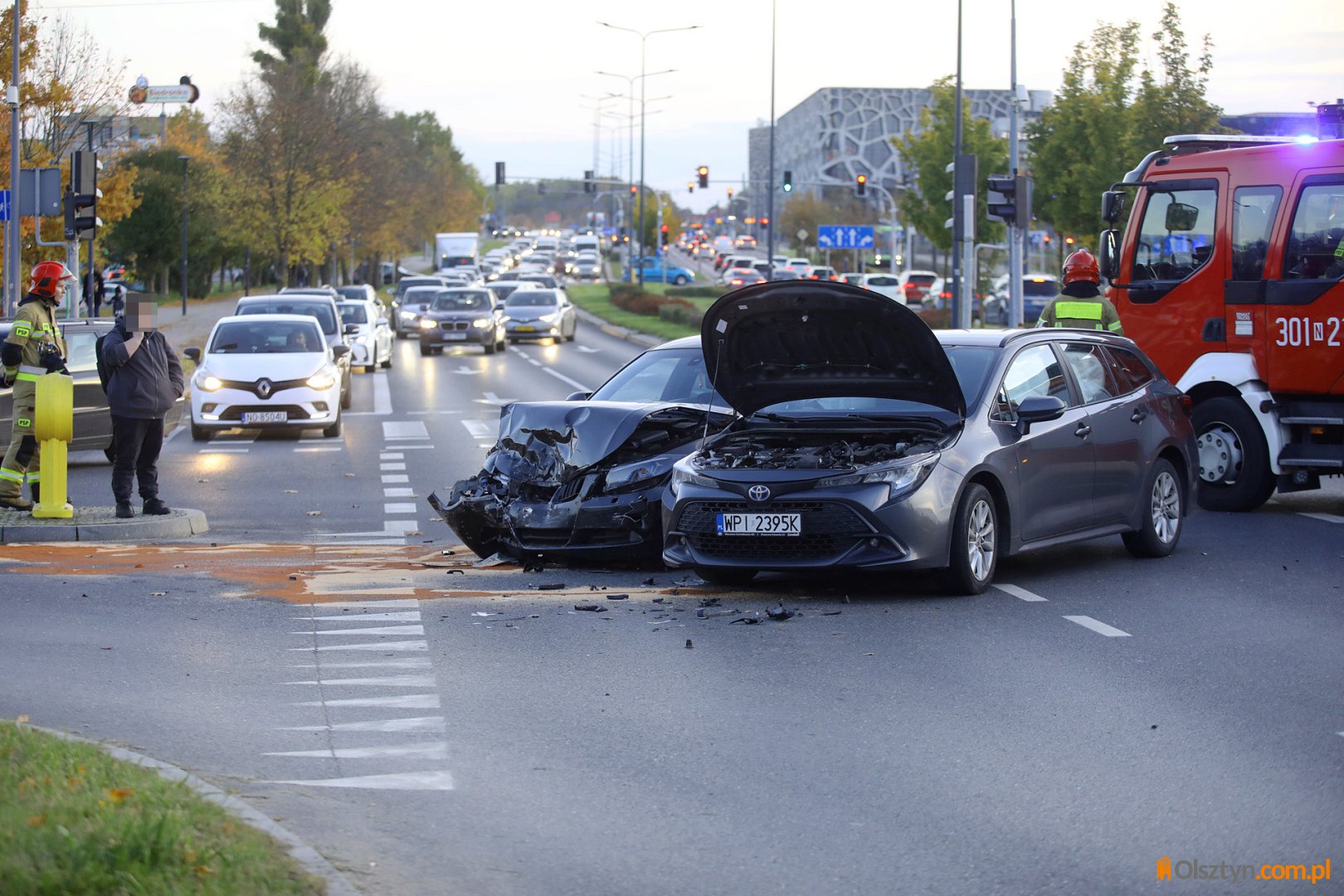 Kolizja na ważnej arterii miasta. Poszkodowanym kierowca BMW [ZDJĘCIA]