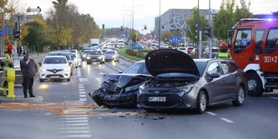 Kolizja na ważnej arterii miasta. Poszkodowanym kierowca BMW [ZDJĘCIA]