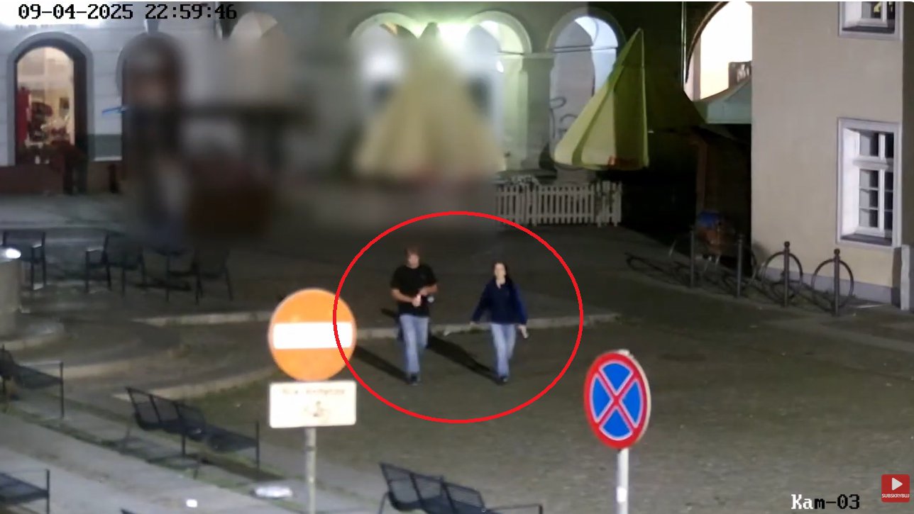 Randkowali na Starym Mieście w Olsztynie, nagle wstali i ruszyli wyrwać rzeźbę [WIDEO]