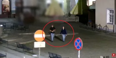 Randkowali na Starym Mieście w Olsztynie, nagle wstali i ruszyli wyrwać rzeźbę [WIDEO]