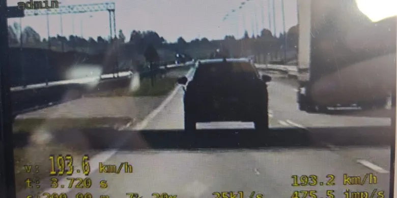 36-latek "szalał" cuprą na S7. Za prawie 200 km/h zapłacił 2500 zł