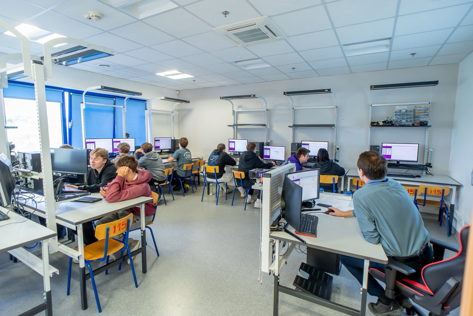 Szkoła w remoncie, nauka w fabryce opon. Uczniowie „Elektronika” zdobywają doświadczenie w Michelinie