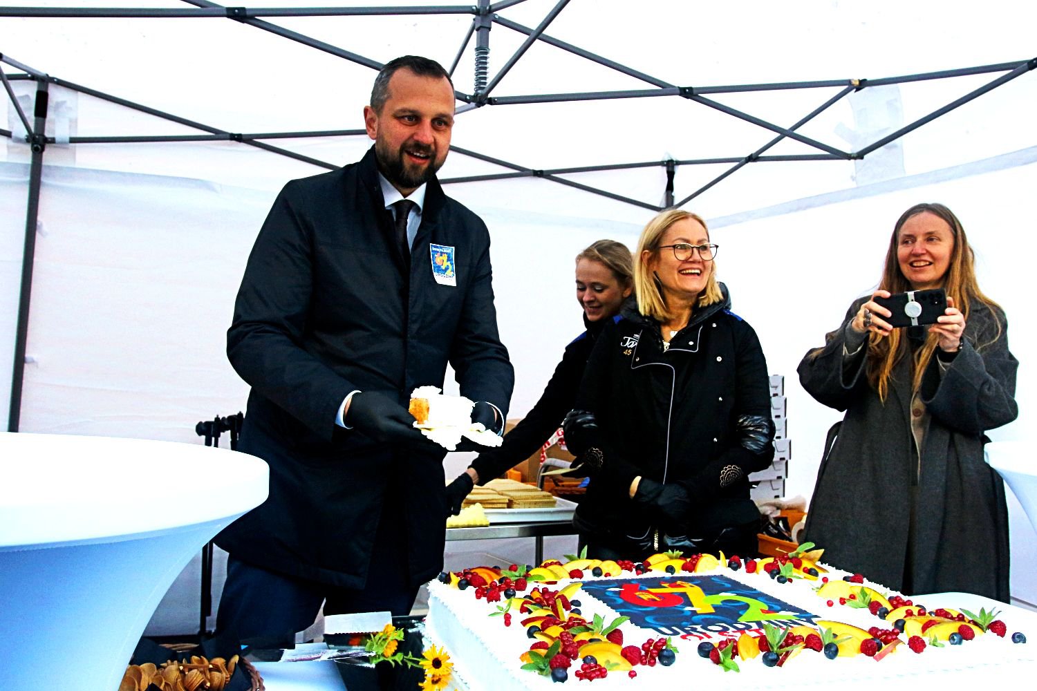 672. urodziny Olsztyna. Prezydent Robert Szewczyk częstował mieszkańców tortem [ZDJĘCIA]