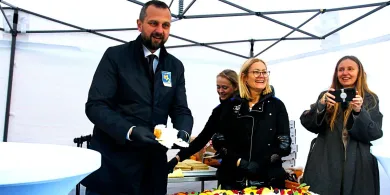 672. urodziny Olsztyna. Prezydent Robert Szewczyk częstował mieszkańców tortem [ZDJĘCIA]