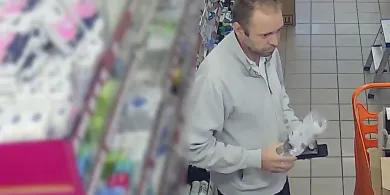 Olsztyn. Seria kradzieży sklepowych. Policja opublikowała wizerunek mężczyzny [WIDEO]