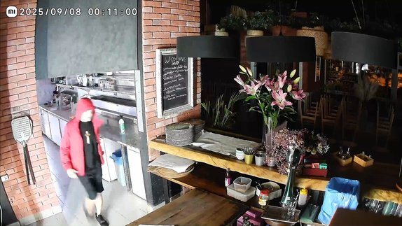 Szaber po godzinach w olsztyńskiej restauracji. Policja szuka "czerwonego kapturka" [WIDEO]