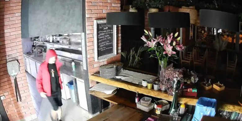 Szaber po godzinach w olsztyńskiej restauracji. Policja szuka "czerwonego kapturka" [WIDEO]