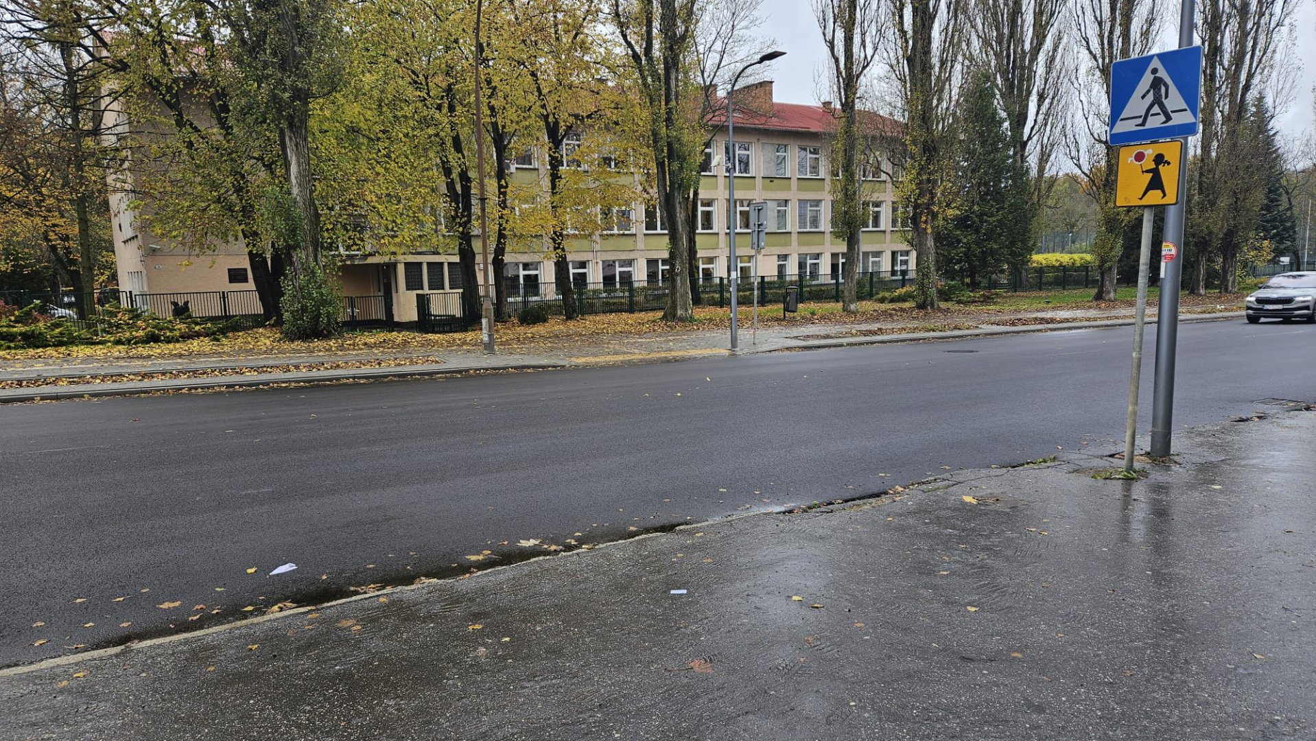 Olsztyn. Brak pasów przy SP nr 5 na al. Sybiraków. Rodzice uczniów alarmują: „To skrajnie nieodpowiedzialne!”