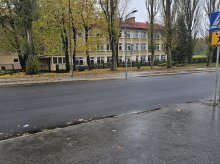 Olsztyn. Brak pasów przy SP nr 5 na al. Sybiraków. Rodzice uczniów alarmują: „To skrajnie nieodpowiedzialne!”