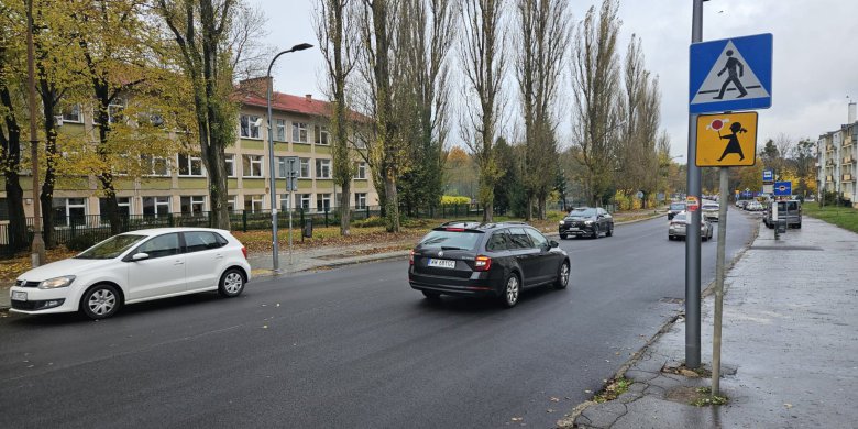 Olsztyn. Brak pasów przy SP nr 5 na al. Sybiraków. Rodzice uczniów alarmują: „To skrajnie nieodpowiedzialne!”