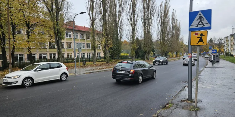 Olsztyn. Brak pasów przy SP nr 5 na al. Sybiraków. Rodzice uczniów alarmują: „To skrajnie nieodpowiedzialne!” [AKTUALIZACJA]