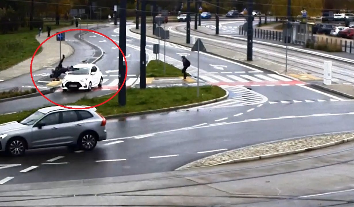 Olsztyn. 43-latek na rowerze wjechał pod koła toyoty [WIDEO]