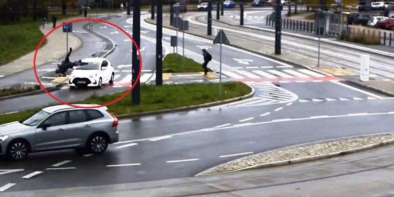 Olsztyn. 43-latek na rowerze wjechał pod koła toyoty [WIDEO]