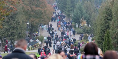 Artykuł: Służby w gotowości przed 1 listopada. Zmiany w organizacji ruchu i wzmożone kontrole. Sprawdź, jak dojechać na cmentarze